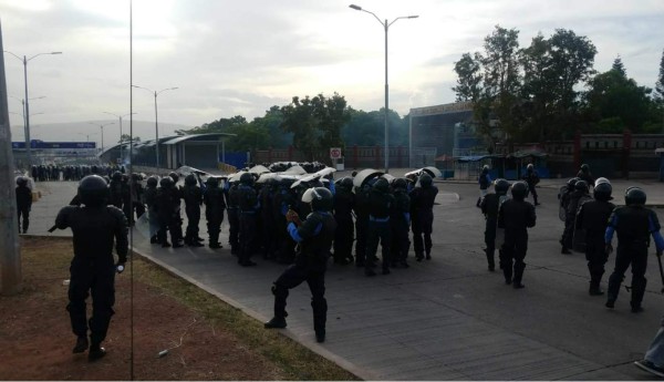 Universitarios se toman las cercanías de la UNAH en Tegucigalpa