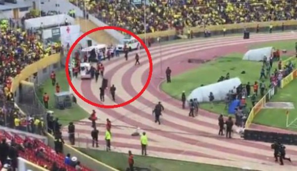 Futbolista huye de la policía en pleno partido gracias a una ambulancia