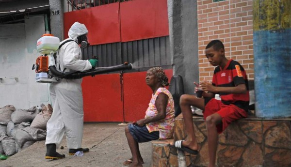 El dengue y los huracanes complicarán la respuesta a la COVID en América Latina