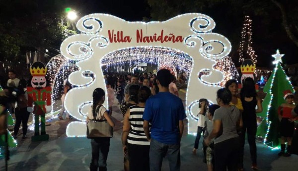 Progreseños disfrutan del encendido del árbol y villa navideña