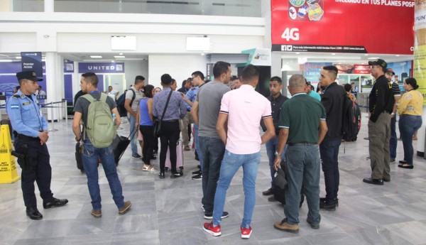 Reprograman vuelos a 150 viajeros varados en el aeropuerto Ramón Villeda Morales