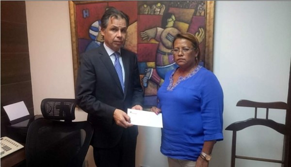 La Fenafuth entrega dinero de seguro de vida a madre de Arnold Peralta