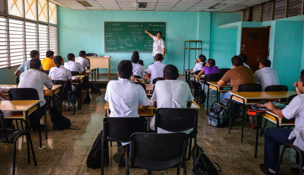 Una 'torre de Babel” es escuela de medicina en Cuba