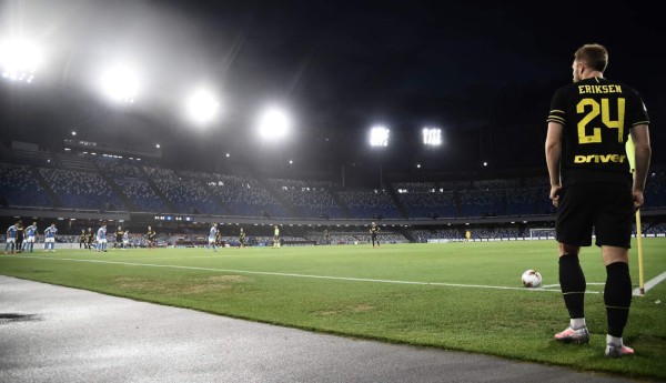 Christian Eriksen marcó un golazo olímpico con el Inter frente al Napoli. Foto AFP