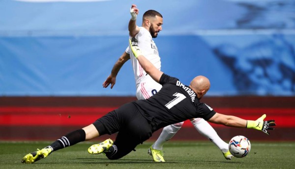 La acción de Benzema en la que intentó superar a Marko Dmitrović, pero el portero serbio bloqueó el balón. Foto RealMadrid.com