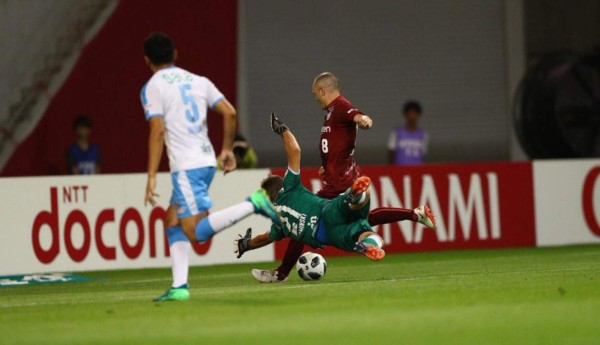 Video: Andrés Iniesta se estrena en Japón con un golazo mágico