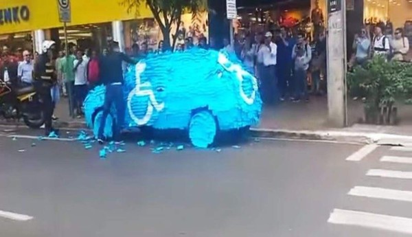 Estacionó su carro en zona para discapacitados y recibió una lección