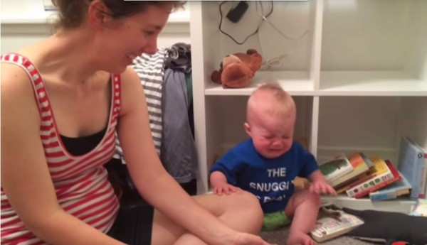 El bebé que llora cada vez que terminan de leerle un cuento