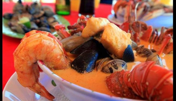 Sopa marineraIngredientes:- 1 libra de caracol- 1 libra de pescado- 3 jaibas- 1/2 lb de almejas- 1/2 lb de camarones- 2 langostas- 1/2 yuca- 1 guineo verde- Plátano maduro y verde- Zanahoria- 2 latas de leche de coco- 5 litros de agua- Una barra de margarina- 1 cda. de pimienta o comino- 3 dientes de ajo- 1 chile dulce- 1 cebolla- Medio macito de culantro fino- Un consomé de camarón- Un recado- Dos ramitas de apioPreparación:1. Cocinar las verduras en los cinco litros de agua.2. Sofreír en margarina los tres dientes de ajo machucados.3. Añadir el chile dulce, cebolla, apio, culantro, pimienta y el consomé cuando esté hirviendo el agua.4. Batir la leche de coco, un vaso por lata.5. Agregar la verdura.6. Añadir los mariscos cuando esté hirviendo y dejarlos cinco minutos.7. Retirar del fuego.