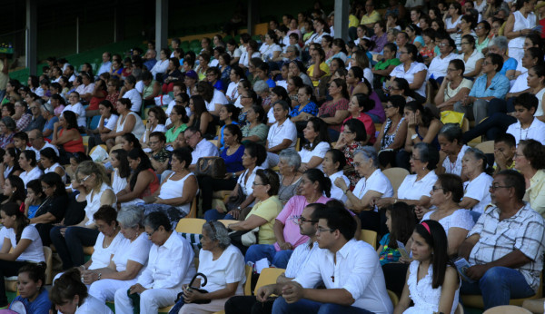 Más de mil personas rezan por la paz motivadas por el Papa