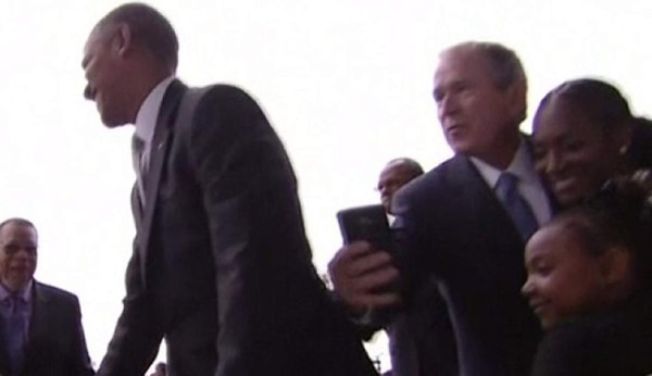 Video: Bush le pide ayuda a Obama para tomar una selfie