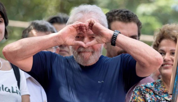 Lula está enamorado y si sale de prisión se casará, dice exministro