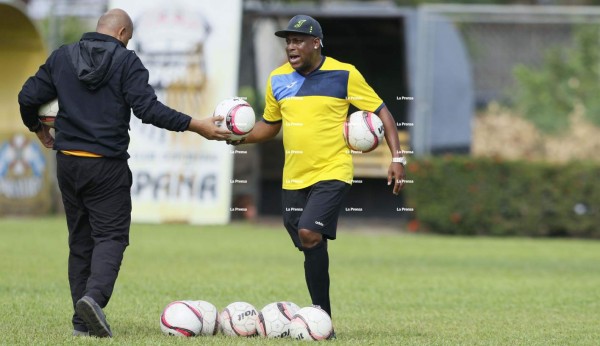 Hernán Medford: 'No vengo a pelear con nadie, estoy aquí para dirigir”