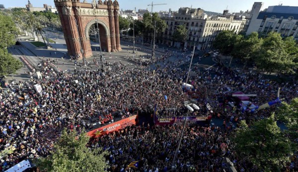 Barcelona se tiñe de azulgrana para celebrar el triplete