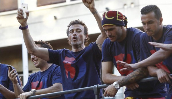 Barcelona se tiñe de azulgrana para celebrar el triplete