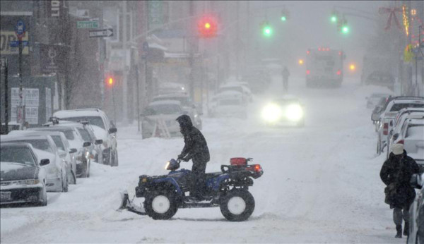 Tormenta de nieve deja nueve muertos y trae frío glacial a EUA