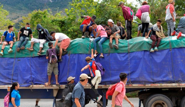 Caravana de migrantes avanza por Guatemala camino a México