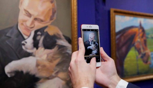 Exposición 'SuperPutin' en homenaje al presidente ruso