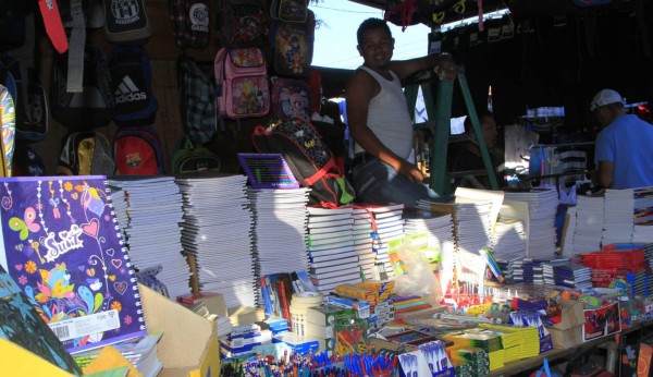 Útiles, mochilas y uniformes a bajos precios hoy en feria escolar