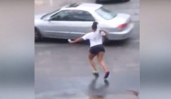 Video: Enfrenta a la amante de su novio y esta la atropella