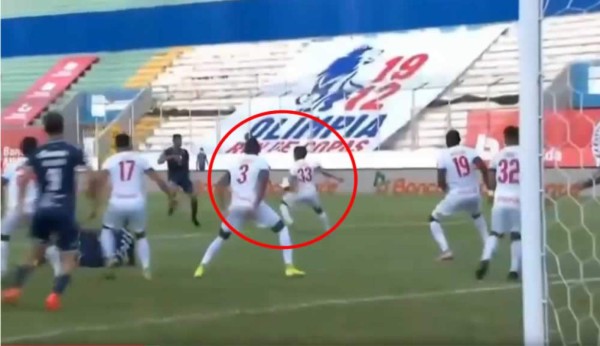 El penal que Saíd Martínez no pitó a favor de Motagua por una mano de Michael Chirinos