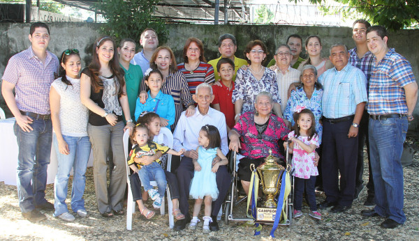 Fundador del Real España celebra su cumpleaños con la Copa