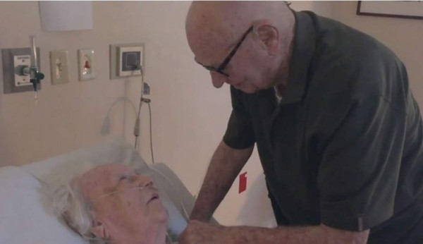 Le canta canción de amor a esposa moribunda