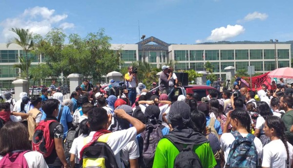 Estudiantes del JTR protestan en juzgados de San Pedro Sula