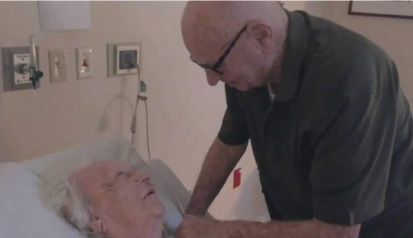 Le canta canción de amor a esposa moribunda