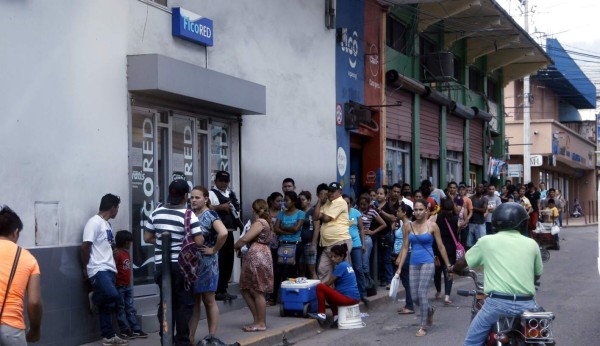 Sampedranos se entusiasman en los comercios a última hora