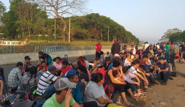 Caravana parada en sur de México avanza