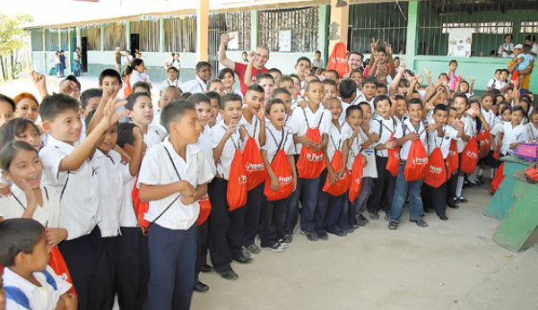 Podrán hacer sus tareas gracias a entrega de útiles