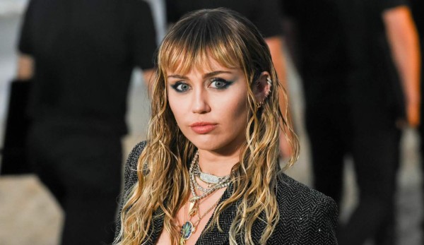 ¡Recae en el alcohol! Captan a Miley Cyrus bien cariñosa con un amigo