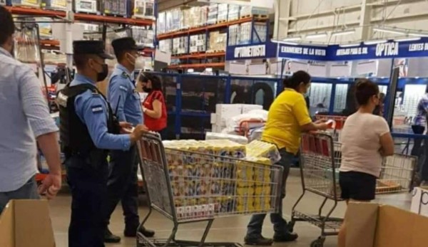 Investigan a policías captados comprando bebidas alcohólicas en un supermercado