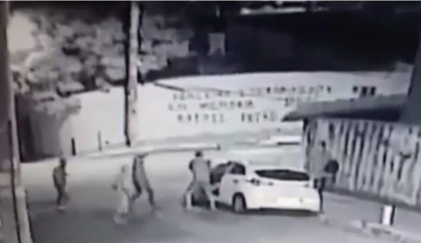 Ladrones intentan robarle a una mujer pero los recibe a tiros