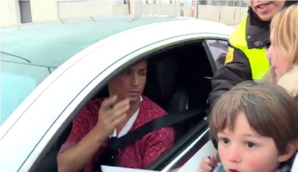 VIDEO: La reacción de Cristiano por un golpe a su auto cuando firmaba autógrafos