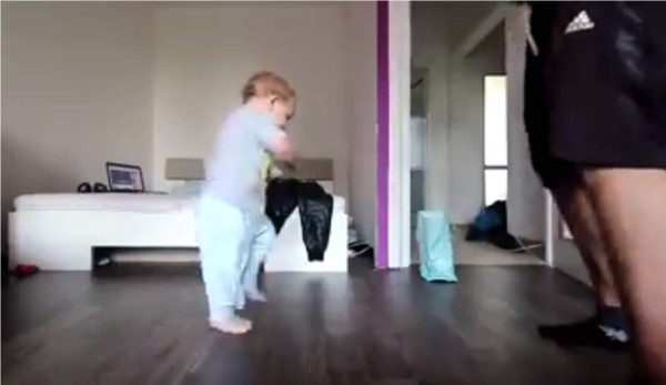 La divertida acción del bebé al querer bailar como su padre. Foto YouTube.