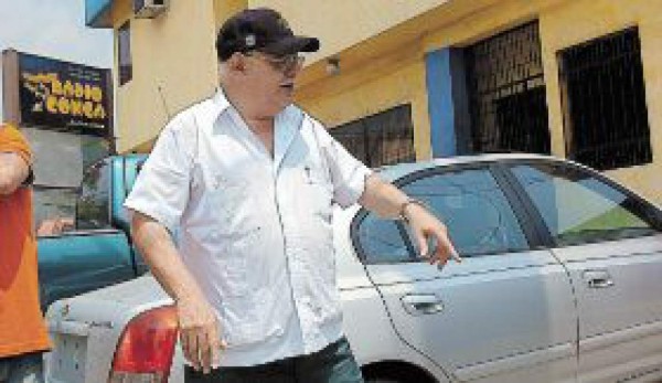 Lanzan bomba molotov a radio de Tito Handal