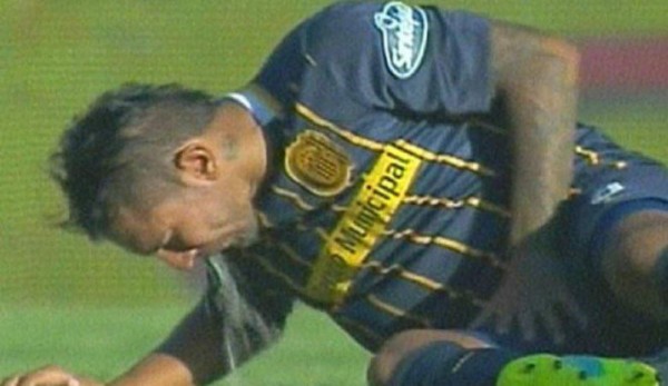 Video: Futbolista argentino vomitó en pleno partido