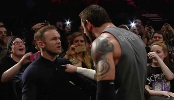Video: Rooney golpeó a luchador de la WWE