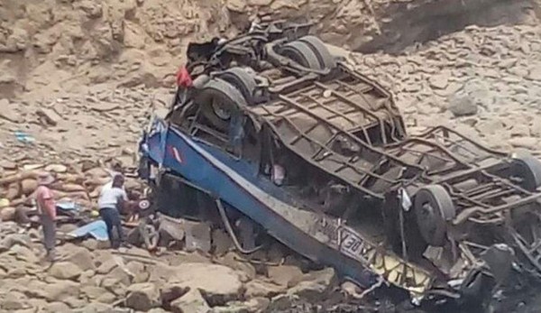 Sube a 36 la cifra de muertos por la caída de un autobús a un acantilado en el norte de Lima  