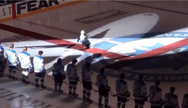 El cantante canadiense Mark Donnely pasó la peor verguenza de su vida. Foto YouTube.