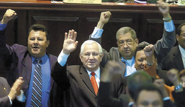 Investigan actos del presidente Zelaya