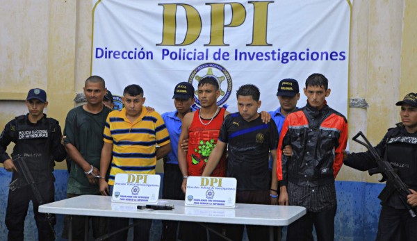 Detienen a cinco miembros de una banda de robacarros