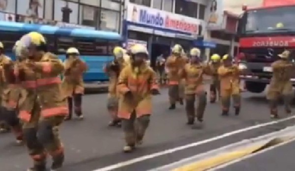 Bomberos ticos sorprenden bailando 'Thriller”