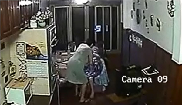 Vídeo: Terrible maltrato de una anciana por parte de su enfermera