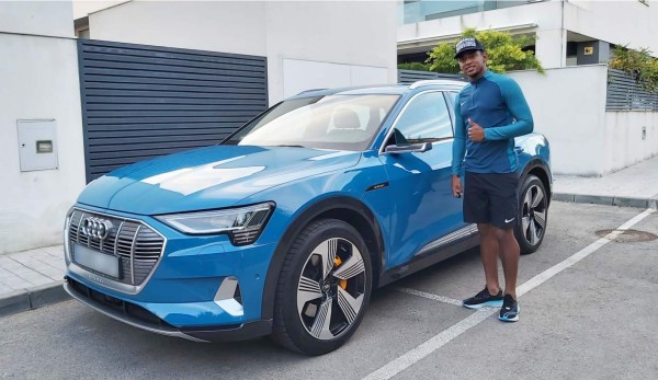 Antony 'Choco' Lozano posando con su nuevo vehículo, un Audi e-tron.