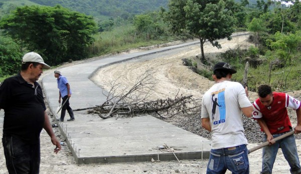 Pavimentan calles de Santa Rita tras 10 años de retraso