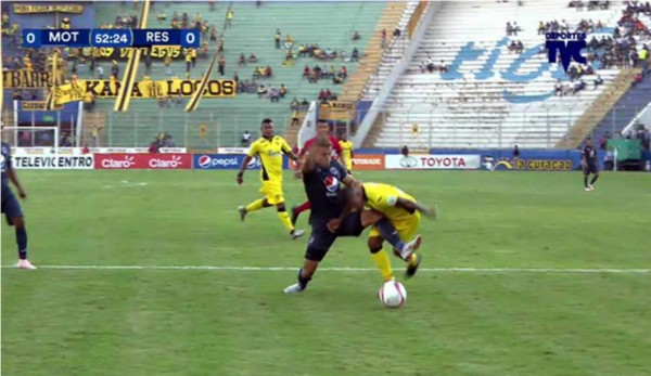 El momento del penal de Marcelo Santos contra Iván López.