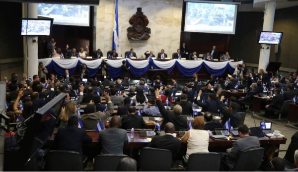 Congreso busca dispensar a 10 mil maestros de pagar multas